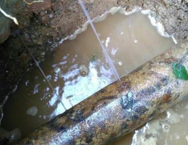 临颍楼顶渗水维修公司分享下地暖漏水的原因及检测方法。